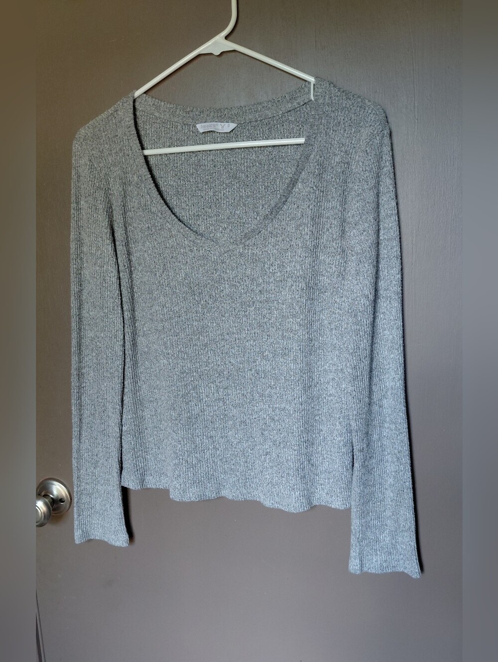 Tresics Gray V-Neck Ribbed Knit Sweater